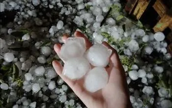 Đường kính viên nhiều viên đá to bằng quả trứng gà với mật độ dày, liên tục trút xuống Bắc Hà. Ảnh: TTXVN

