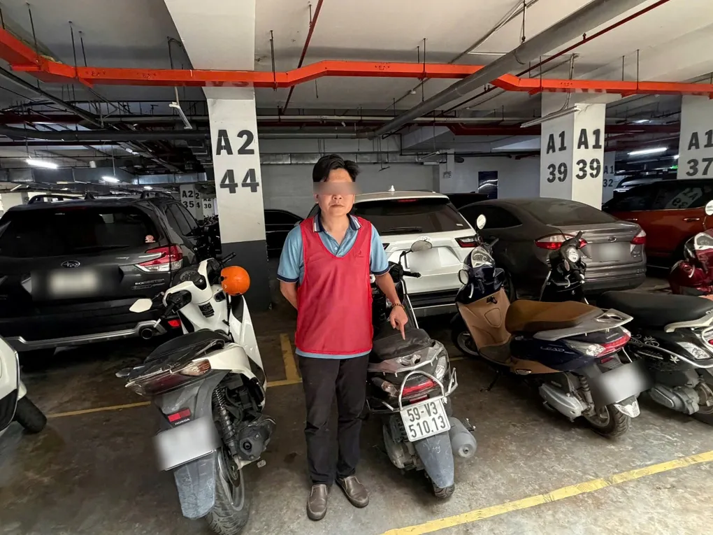 Bắt đối tượng giả mua v&eacute; số rồi cướp giật của người đ&agrave;n &ocirc;ng t&agrave;n tật ở TPHCM- Ảnh 1.