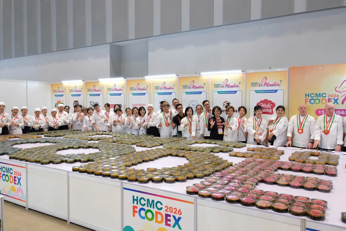 M&agrave;n trưng b&agrave;y gần 1.200 b&aacute;nh rau c&acirc;u 3D tại Việt Nam lập kỷ lục Guinness- Ảnh 1.