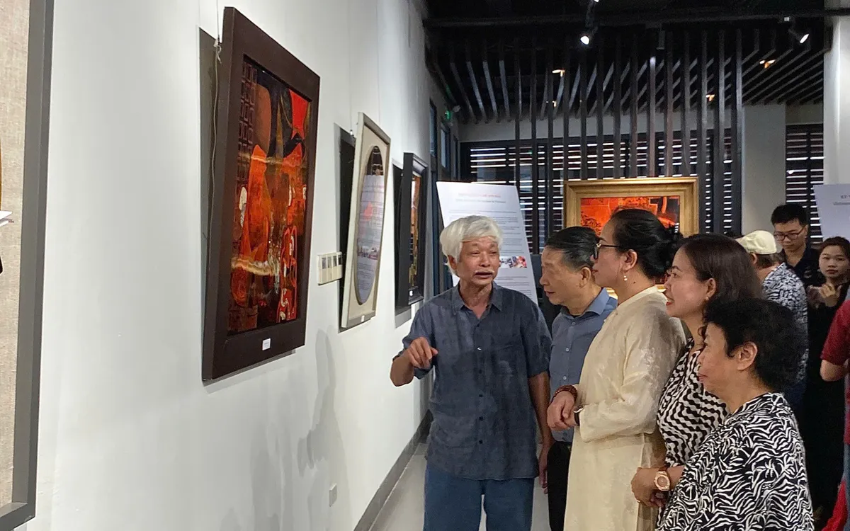 Họa sĩ Nguyễn Đình Bảng giới thiệu tác phẩm của mình cho các đại biểu