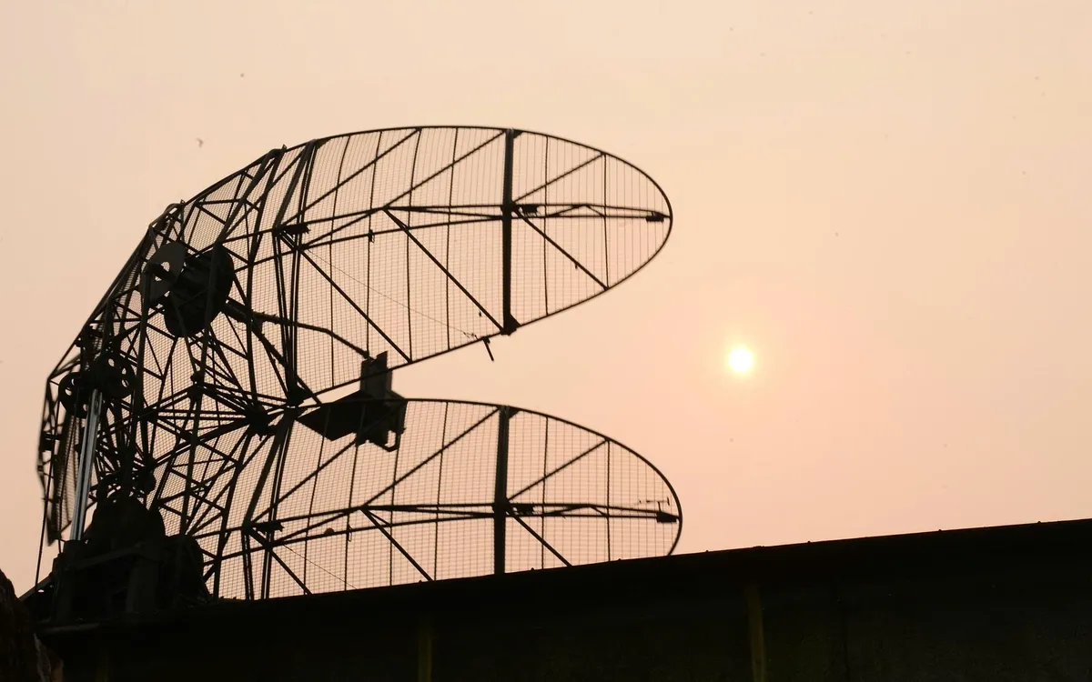 Ăng-ten radar quét mục tiêu trong ánh chiều nơi biên cương.