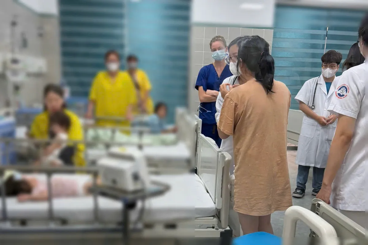 H&agrave; Nội: CSGT d&ugrave;ng xe chuy&ecirc;n dụng đưa b&eacute; g&aacute;i 3 tuổi sốt cao đi cấp cứu kịp thời - Ảnh 1.