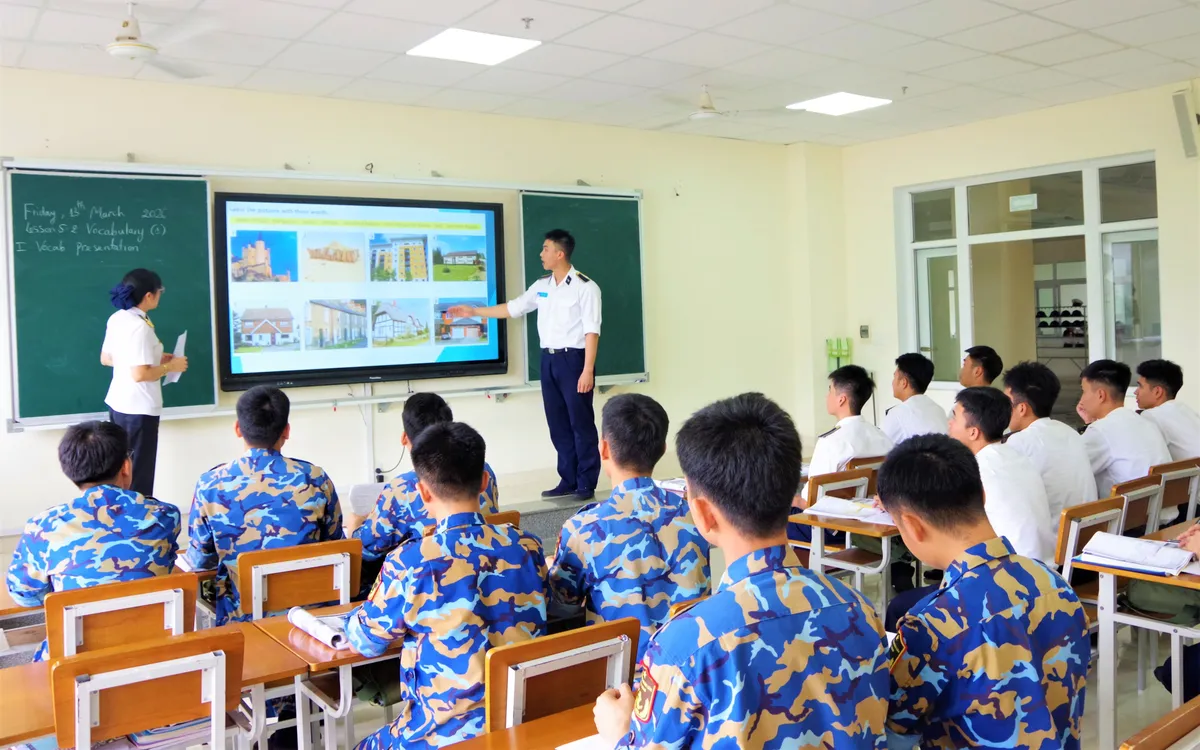 Học viên Học viện Hải quân trao đổi với giảng viên trong giờ học tiếng Anh.