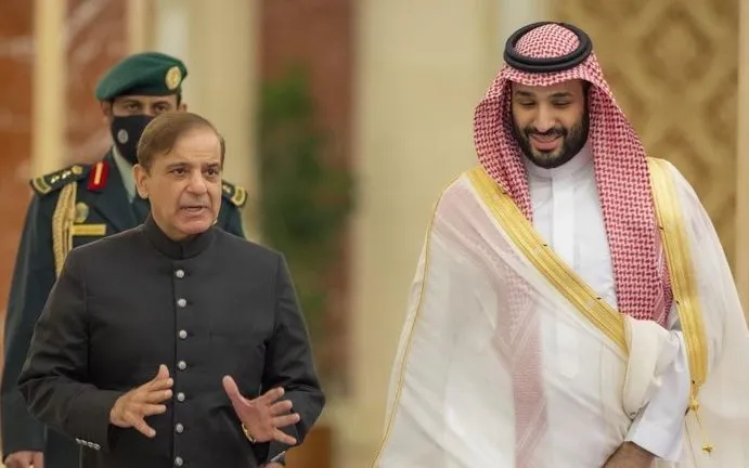 Thủ tướng Pakistan Shahbaz Sharif và Thái tử Saudi Arabia Mohammed bin Salman (Ảnh: Getty/ Royal Court of Saudi Arabia/Anadolu)