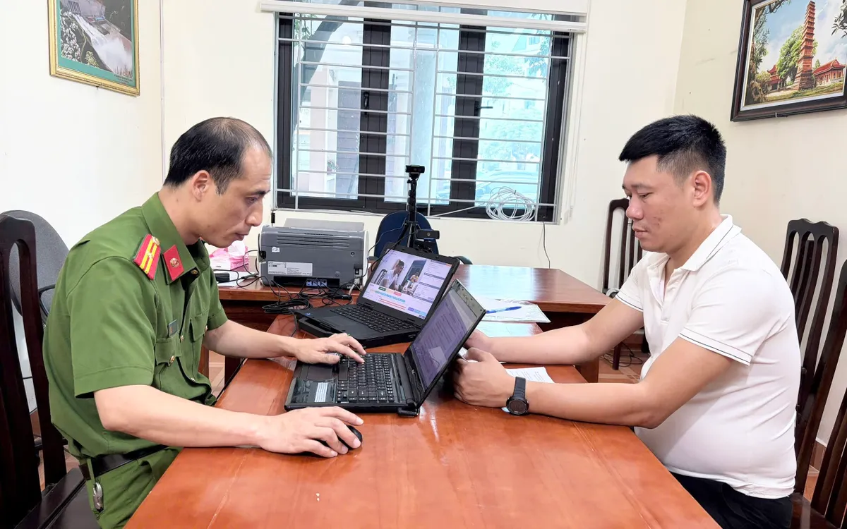 Đối tượng Lê Duy Sánh (bên phải) tại cơ quan công an. (ảnh: Công an Tuyên Quang)