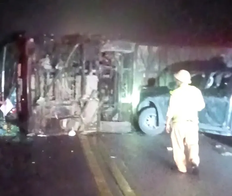 Lật xe kh&aacute;ch tr&ecirc;n cao tốc Nội B&agrave;i - L&agrave;o Cai, 5 người bị thương- Ảnh 1.