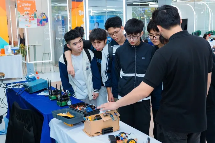 Giải b&agrave;i to&aacute;n nh&acirc;n lực b&aacute;n dẫn- Ảnh 1.