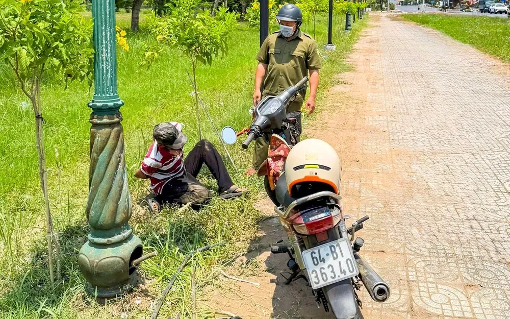 Người đàn ông bị bắt khi đang cắt trộm dây cáp điện giữa ban ngày. Ảnh: PLO