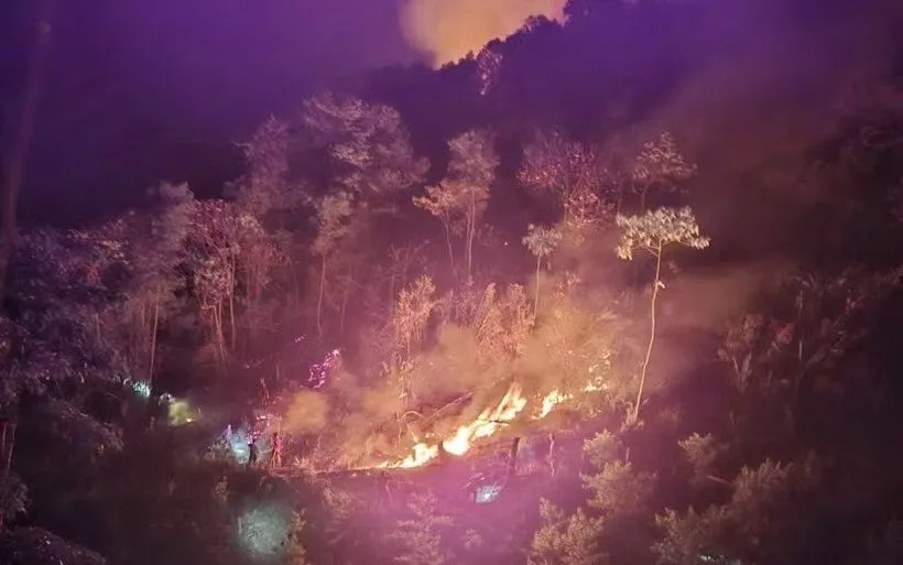 Cơ bản khống chế vụ cháy rừng phòng hộ ở Tân Uyên, Lai Châu. (Ảnh TTXVN phát)