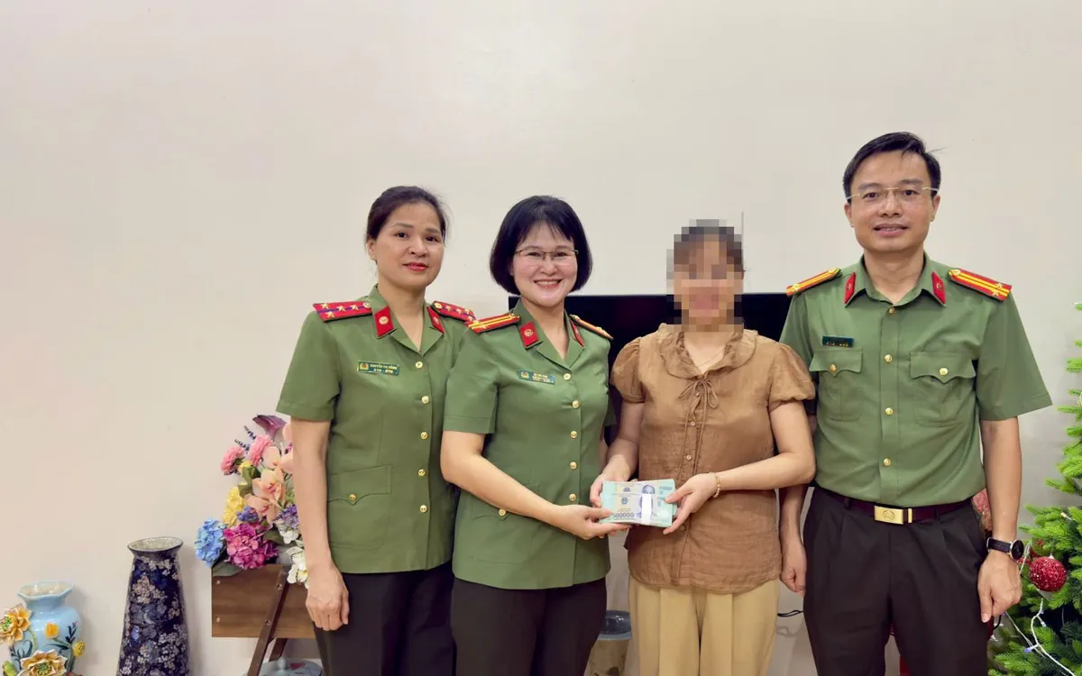 Đại diện chỉ huy và CBCS Nhà nghỉ dưỡng Hương Thanh và Trung tá Lê Thị Ngà (thứ 2 từ trái qua)  trao trả số tiền 100 triệu đồng chị N.T.N.A chuyển khoản nhầm. Ảnh: conganthanhhoa.gov.vn