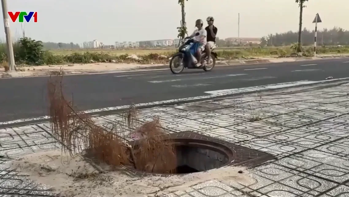 H&agrave;ng loạt hố ga ở Đắk Lắk mất nắp, vỉa h&egrave; th&agrave;nh &ldquo;bẫy tử thần&rdquo; - Ảnh 1.