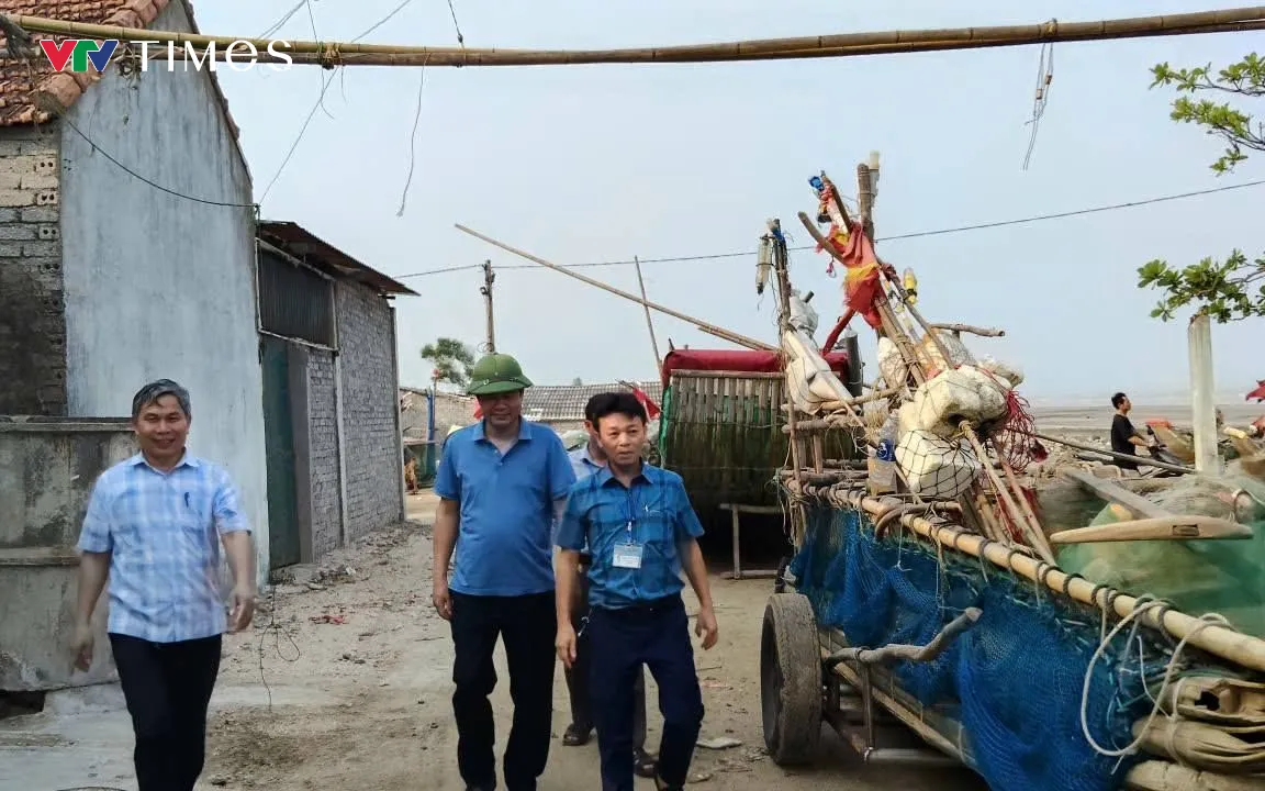 Chính quyền địa phương kiểm tra công tác tháo dỡ ki-ốt biển Hòn Câu. Ảnh Hải Châu.