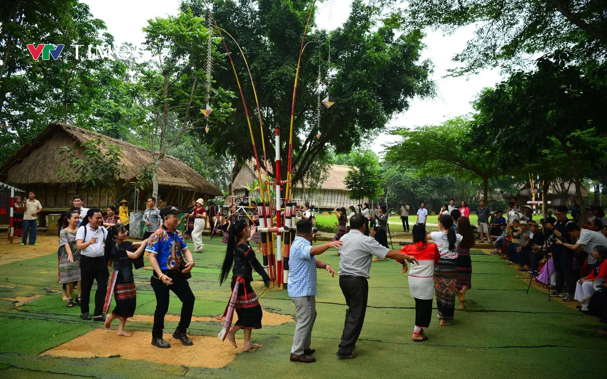 Đoàn đại biểu cùng đồng bào nắm tay hòa vào điệu múa tập thể tại không gian bản làng.