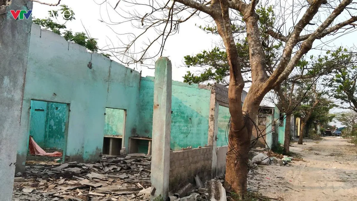 Nghệ An: Th&aacute;o dỡ ki-ốt tại khu vực &ldquo;phố đ&egrave;n đỏ&rdquo;, khai ph&aacute; tiềm năng du lịch biển - Ảnh 1.