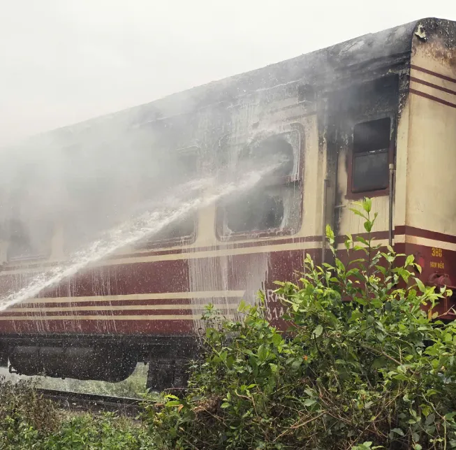 Hỏa hoạn thi&ecirc;u rụi 2 toa t&agrave;u hỏa chở kh&aacute;ch - Ảnh 3.
