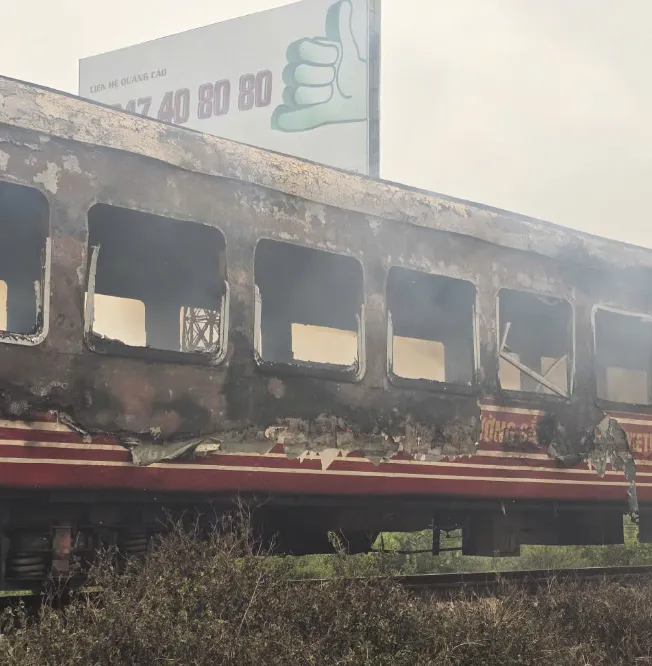 Hỏa hoạn thi&ecirc;u rụi 2 toa t&agrave;u hỏa chở kh&aacute;ch - Ảnh 4.