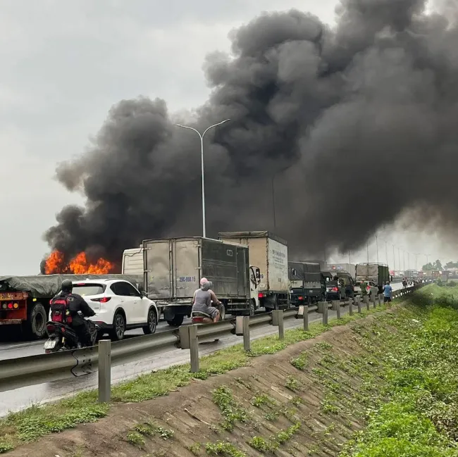 Hỏa hoạn thi&ecirc;u rụi 2 toa t&agrave;u hỏa chở kh&aacute;ch - Ảnh 2.