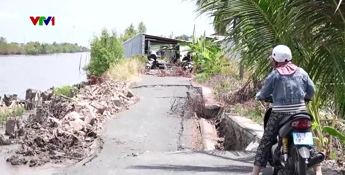 Sạt lở bờ s&ocirc;ng diễn biến phức tạp giữa cao điểm m&ugrave;a kh&ocirc; - Ảnh 1.