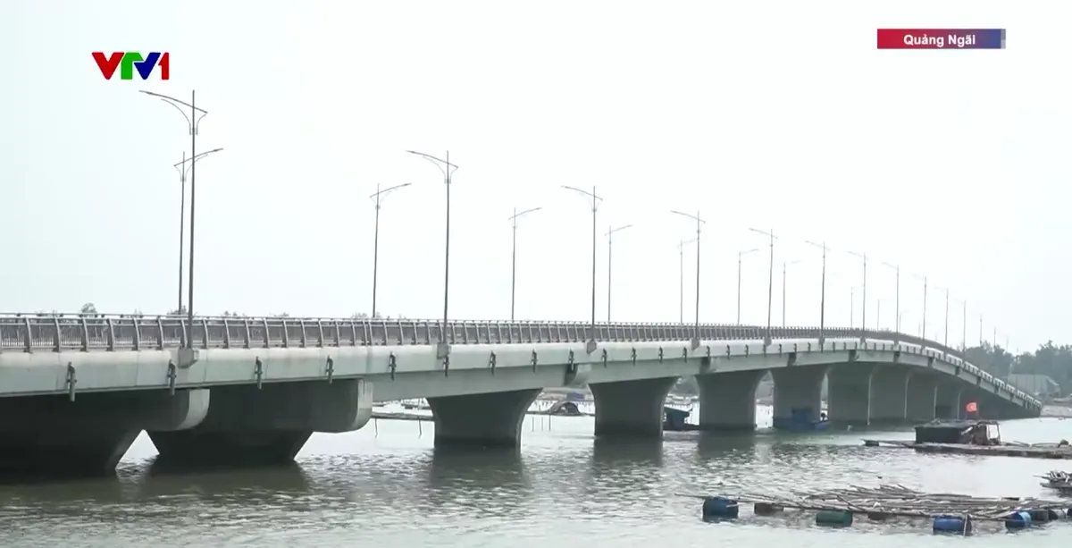 Quảng Ng&atilde;i: Cầu trăm tỷ ho&agrave;n th&agrave;nh rồi "đắp chiếu" v&igrave; thiếu đường dẫn - Ảnh 1.