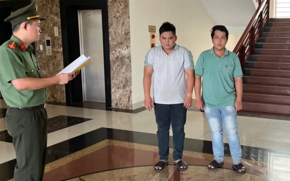 Cơ quan An ninh điều tra Công an tỉnh Quảng Trị tống đạt quyết định và lệnh đối với Nguyễn Hữu Chí và Trần Lâm Thanh Phong.