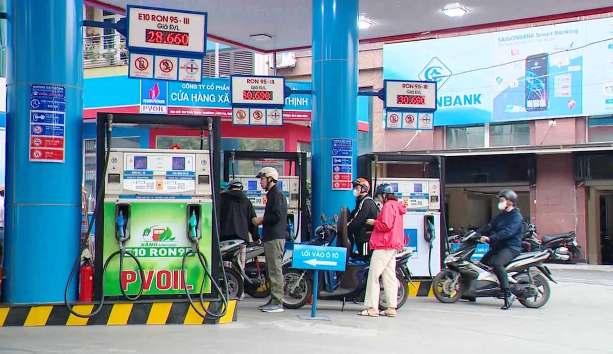 Đứng trước bước ngoặt xăng E10: Nới rộng ch&ecirc;nh lệch gi&aacute; v&agrave; giải b&agrave;i to&aacute;n hao hụt bồn bể - Ảnh 1.