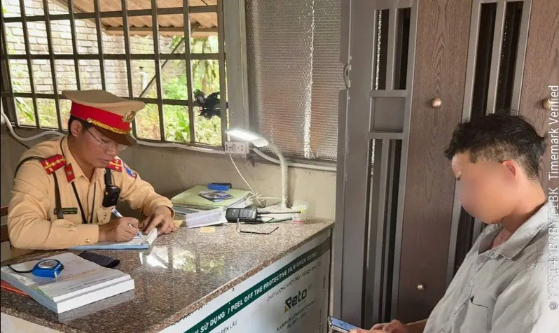 Ph&aacute;t hiện t&agrave;i xế xe tải dương t&iacute;nh ma t&uacute;y khi lưu th&ocirc;ng tr&ecirc;n đường Hồ Ch&iacute; Minh- Ảnh 1.