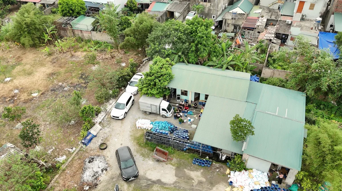 Đột k&iacute;ch xưởng sản xuất gi&aacute; đỗ sử dụng chất cấm tại Quảng Ninh, thu giữ 4 tấn h&agrave;ng - Ảnh 1.