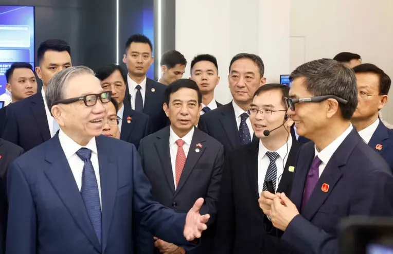 Tổng B&iacute; thư, Chủ tịch nước tham quan Trung t&acirc;m tr&iacute; tuệ nh&acirc;n tạo Trung Quốc - ASEAN - Ảnh 1.