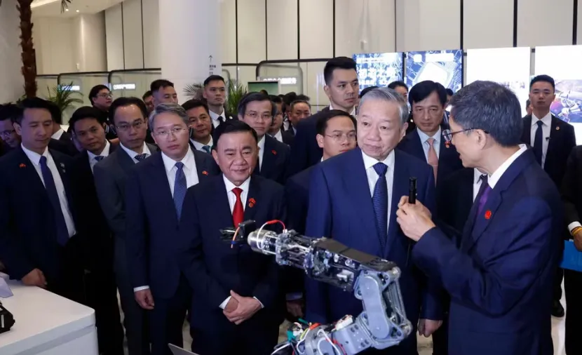 Tổng B&iacute; thư, Chủ tịch nước tham quan Trung t&acirc;m tr&iacute; tuệ nh&acirc;n tạo Trung Quốc - ASEAN - Ảnh 2.