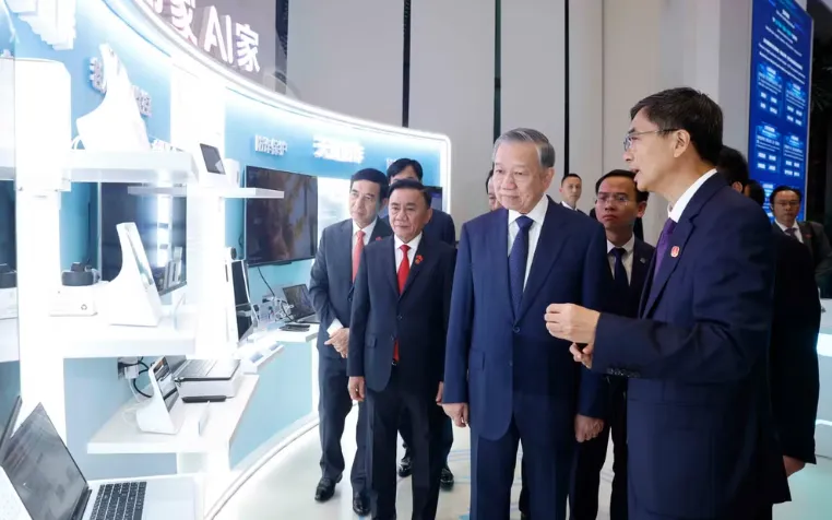 Tổng Bí thư, Chủ tịch nước Tô Lâm nghe giới thiệu về Trung tâm hợp tác ứng dụng AI Trung Quốc-ASEAN. (Ảnh: TTXVN)