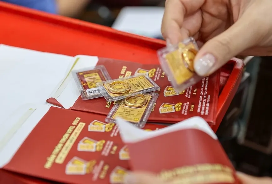 Gi&aacute; v&agrave;ng h&ocirc;m nay (17-4): V&agrave;ng trong nước giảm gần 2,5 triệu đồng/lượng- Ảnh 1.