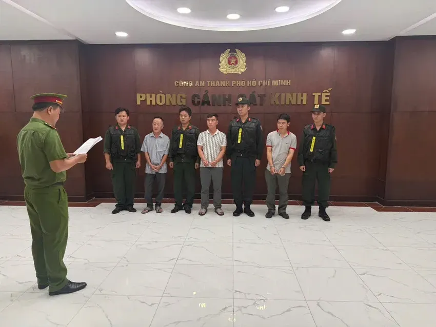 Triệt ph&aacute; đường d&acirc;y sản xuất thuốc đ&ocirc;ng y giả, bắt 3 đối tượng tại TP.HCM- Ảnh 1.