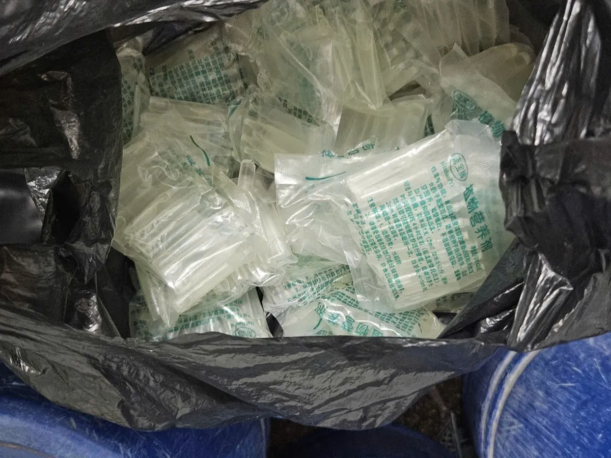 Hai phụ nữ bị khởi tố v&igrave; sản xuất gần 1,5 tấn gi&aacute; đỗ &ldquo;ngậm&rdquo; chất cấm- Ảnh 3.