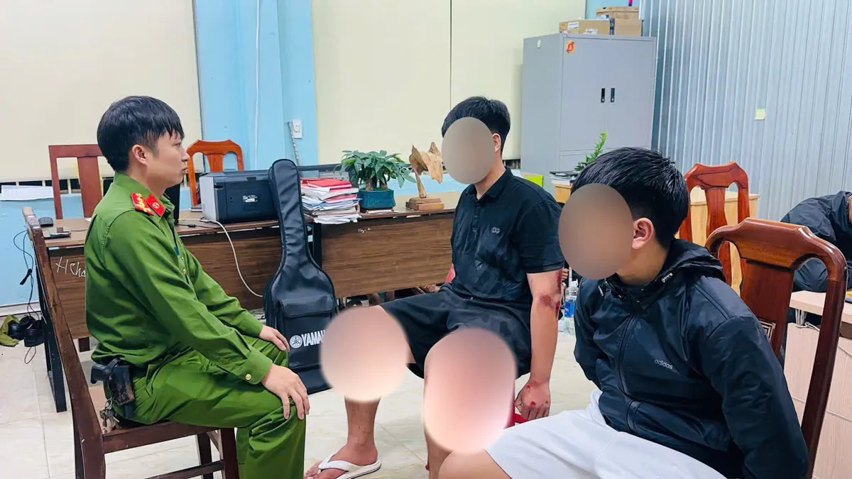 Đ&agrave; Nẵng: Bắt giữ 2 thiếu ni&ecirc;n mang kiếm g&acirc;y rối trước cổng trường   - Ảnh 1.