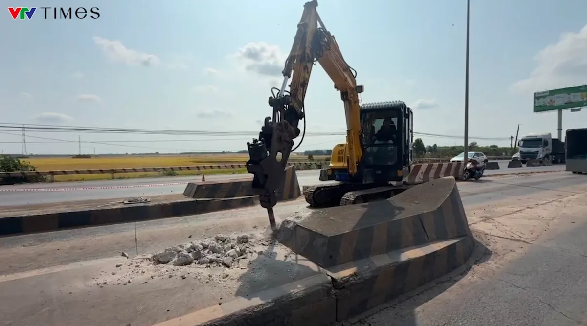 Đồng Nai th&aacute;o dỡ hai trạm thu ph&iacute; &ldquo;bỏ hoang&rdquo; tr&ecirc;n Quốc lộ 51 - Ảnh 1.