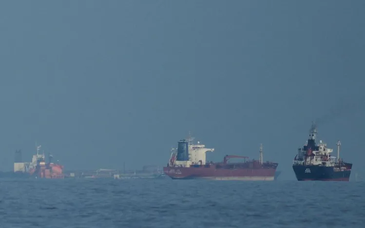 Các tàu chở dầu và tàu chở hàng xếp hàng dài ở eo biển Hormuz (Ảnh: AP)
