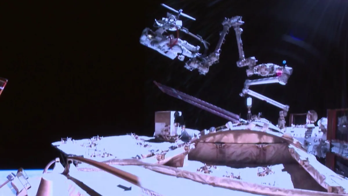 Phi h&agrave;nh đo&agrave;n Thần Ch&acirc;u-21 ho&agrave;n th&agrave;nh chuyến đi bộ ngo&agrave;i kh&ocirc;ng gian lần thứ ba - Ảnh 1.