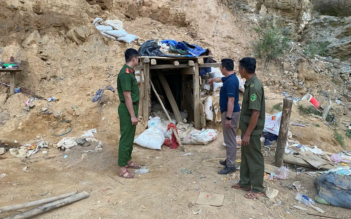 Lực lượng chức năng kiểm tra khu vực nhóm đối tượng tổ chức khai thác khoáng sản trái phép