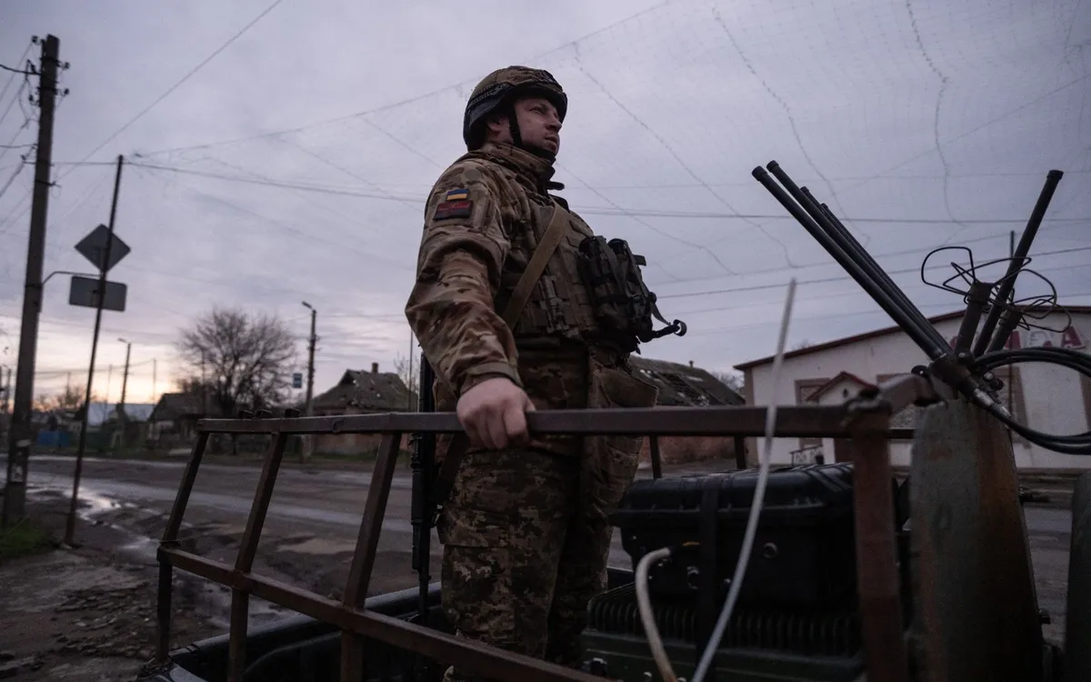 Một binh sĩ Ukraine đứng dưới lưới chống drone tại khu vực gần Druzhkivka, Donetsk, ngày 7/4/2026. (Ảnh: AFP)