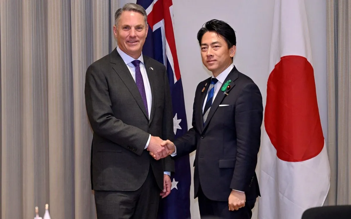 Phó Thủ tướng kiêm Bộ trưởng Quốc phòng Australia Richard Marles và Bộ trưởng Quốc phòng Nhật Bản Koizumi Shinjiro bắt tay tại Melbourne, ngày 18/4/2026. (Ảnh: AFP)