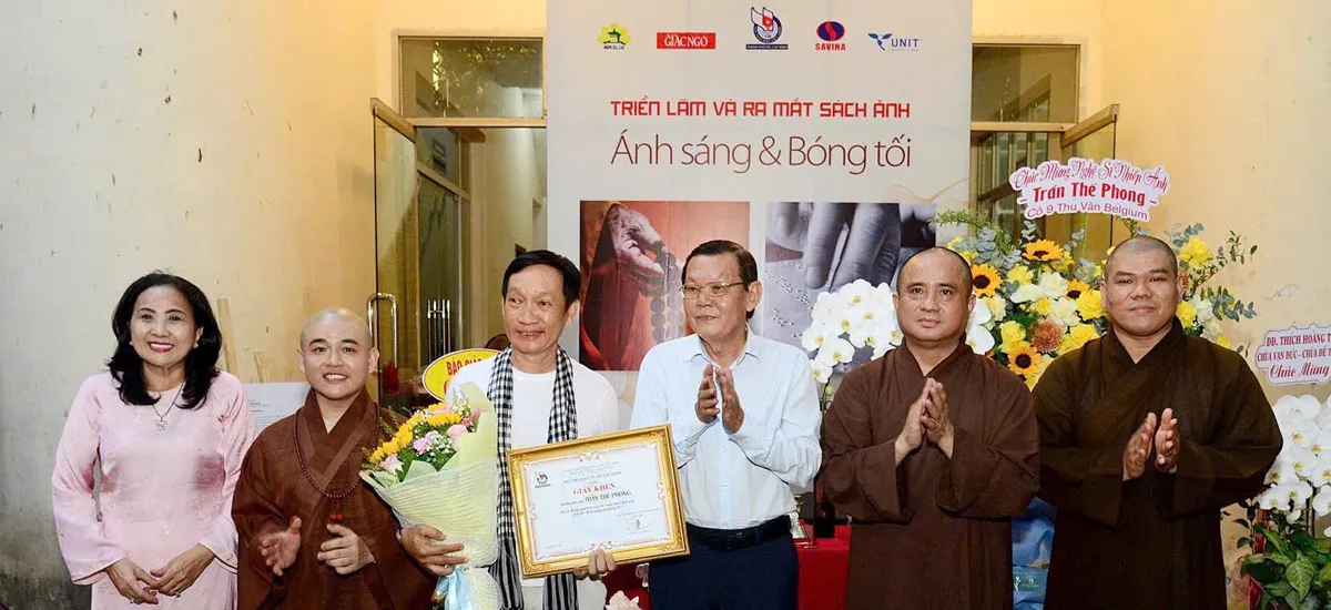 Triển l&atilde;m &ldquo;&Aacute;nh s&aacute;ng & B&oacute;ng tối&rdquo; -  c&acirc;u chuyện về niềm tin v&agrave; l&ograve;ng trắc ẩn- Ảnh 1.