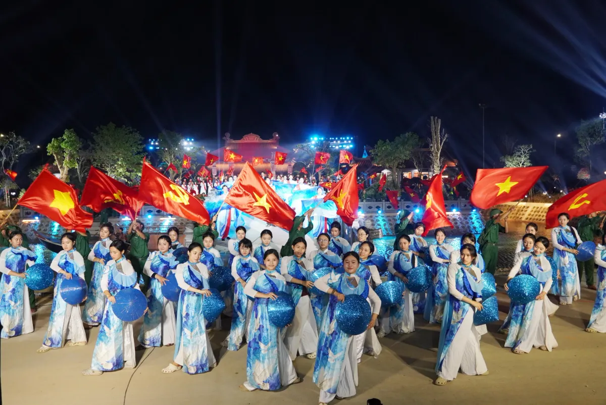 THTT 20h10 tr&ecirc;n VTV1 v&agrave; VTV8: Chương tr&igrave;nh nghệ thuật ch&iacute;nh luận "Bản h&ugrave;ng ca tr&ecirc;n s&ocirc;ng" - Ảnh 1.