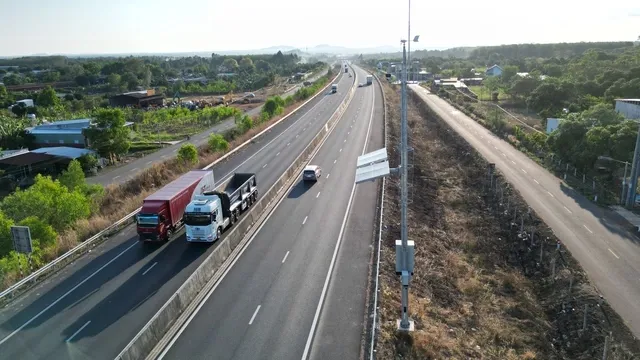 Ph&acirc;n biệt &ldquo;vượt xe&rdquo; v&agrave; &ldquo;vượt phải&rdquo;: Hiểu đ&uacute;ng để tr&aacute;nh bị phạt- Ảnh 1.