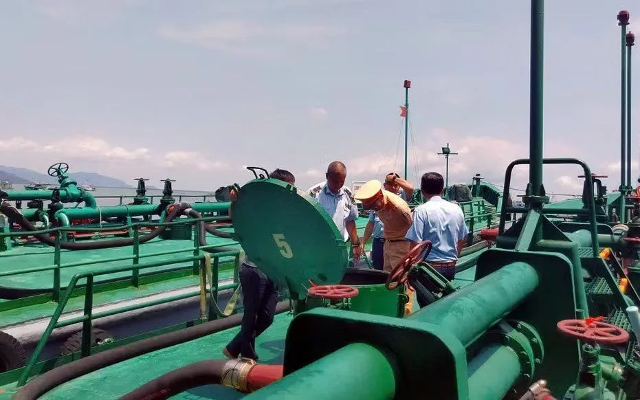 Lực lượng quản lý thị trường và chức năng khác đang kiểm tra khoang chứa dầu trên tàu. Ảnh: Báo Nhân Dân điện tử