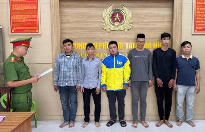 M&acirc;u thuẫn từ mạng x&atilde; hội, nh&oacute;m người hẹn gặp rồi g&acirc;y n&aacute;o loạn tại TP.HCM- Ảnh 1.