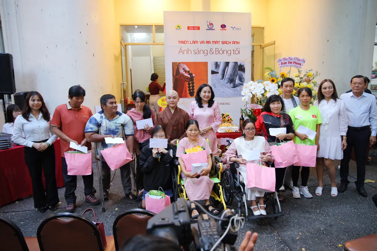 Triển l&atilde;m &ldquo;&Aacute;nh s&aacute;ng & B&oacute;ng tối&rdquo; -  c&acirc;u chuyện về niềm tin v&agrave; l&ograve;ng trắc ẩn- Ảnh 3.