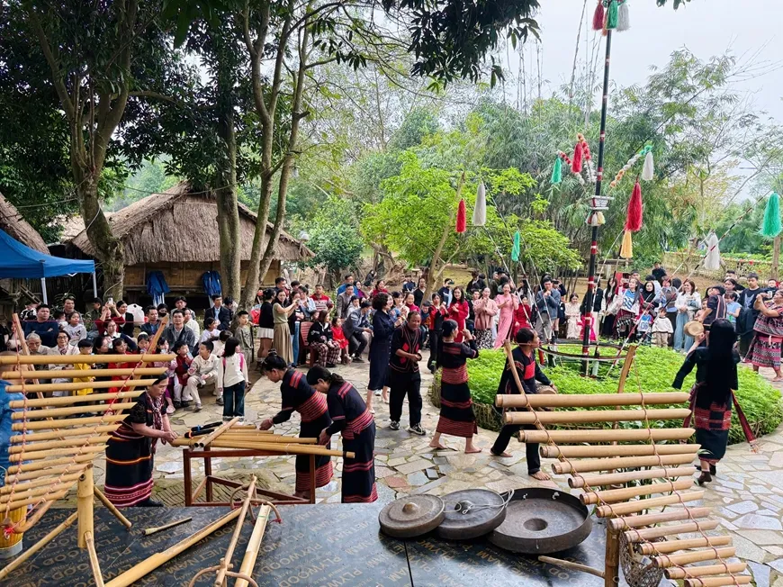 Sắc m&agrave;u hội tụ: Bảo tồn di sản trong sự đa dạng tại "ng&ocirc;i nh&agrave; chung" Đồng M&ocirc;- Ảnh 3.