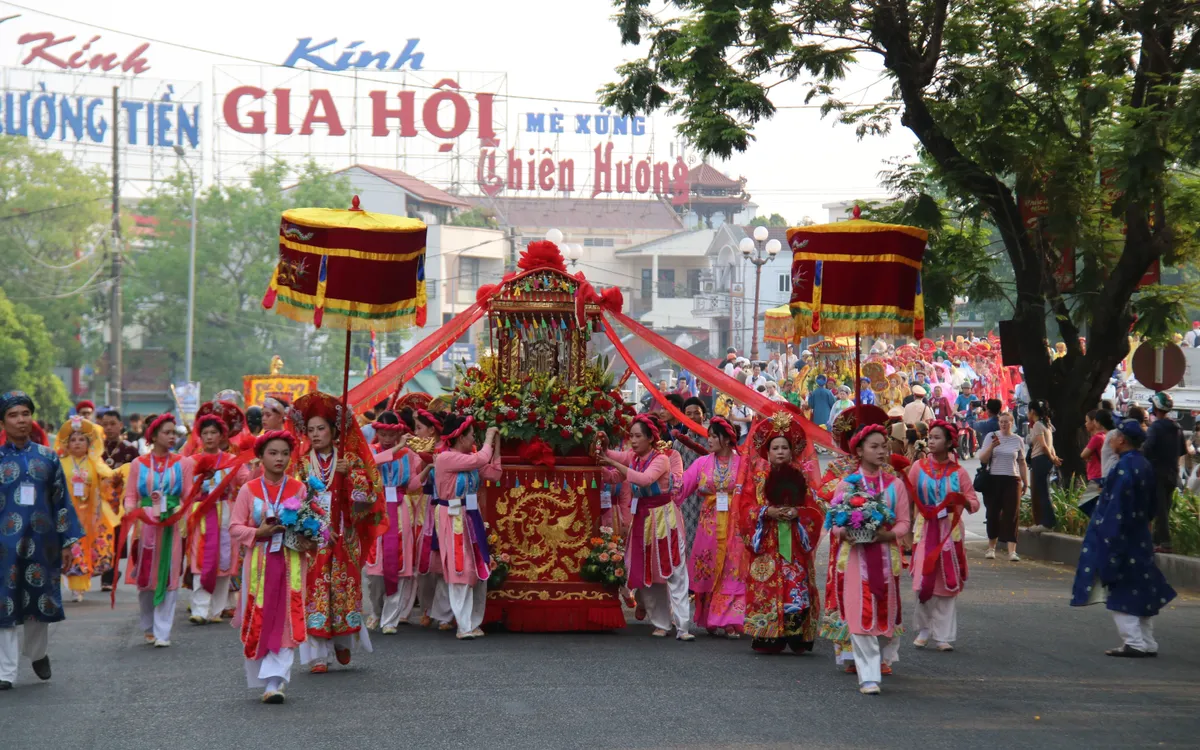 Lễ hội Điện Huệ Nam là một trong những lễ hội đặc sắc của Huế, thu hút nhiều du khách trong và ngoài nước