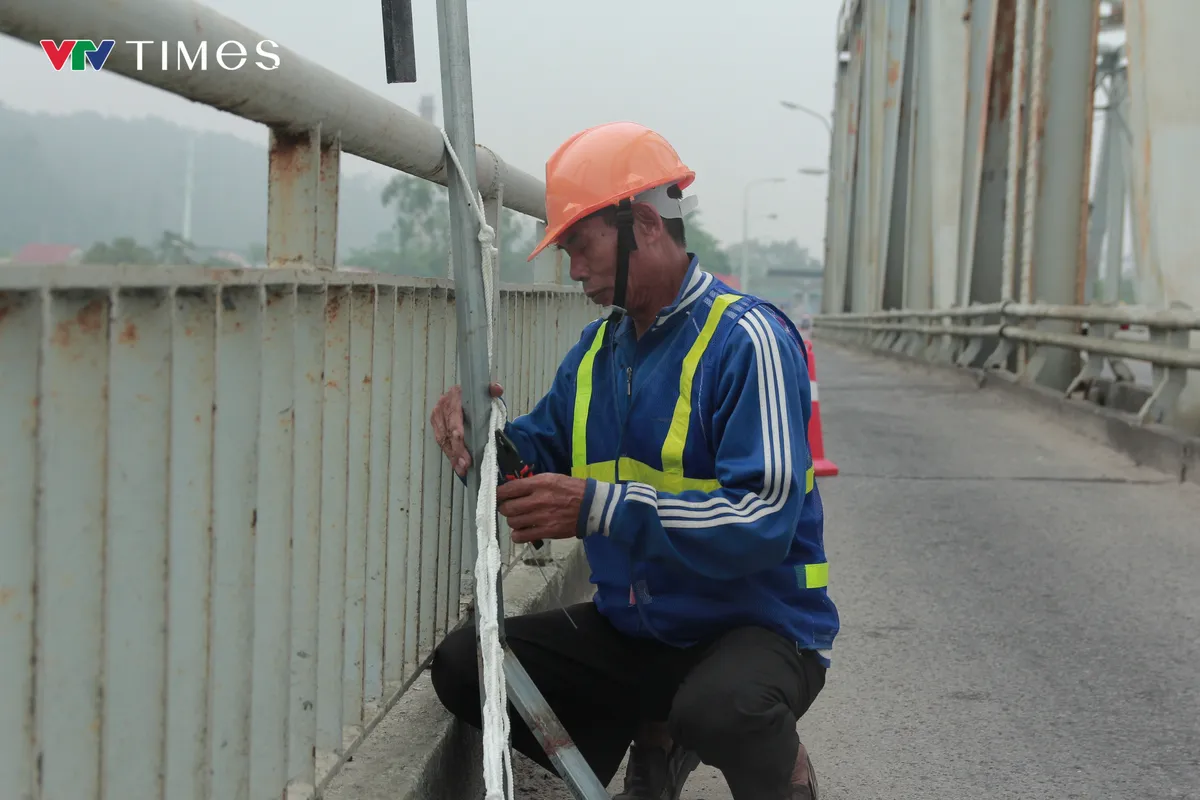 Lắp lưới bảo vệ, ngăn chặn người nhảy cầu Bến Thủy 1 - Ảnh 2.