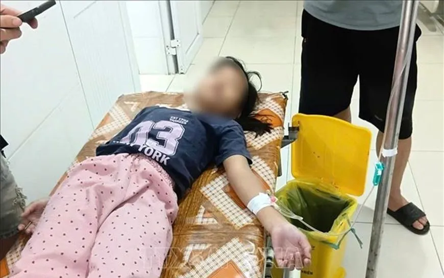 Bệnh nhân được chăm sóc tại bệnh viện. Ảnh: TTXVN  